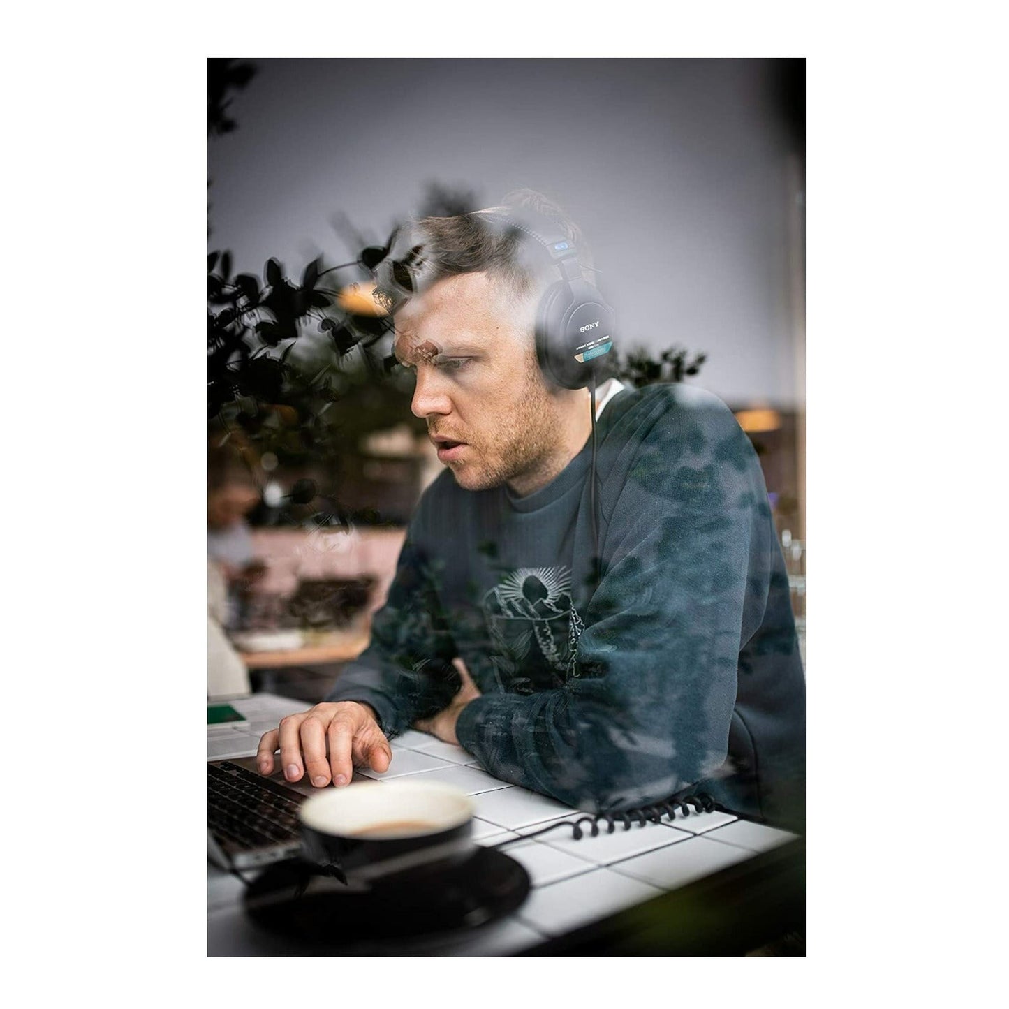 Sony MDR7506 Folding Professional Closed Ear Headphones with Stereo Headphone Amplifier Bundle