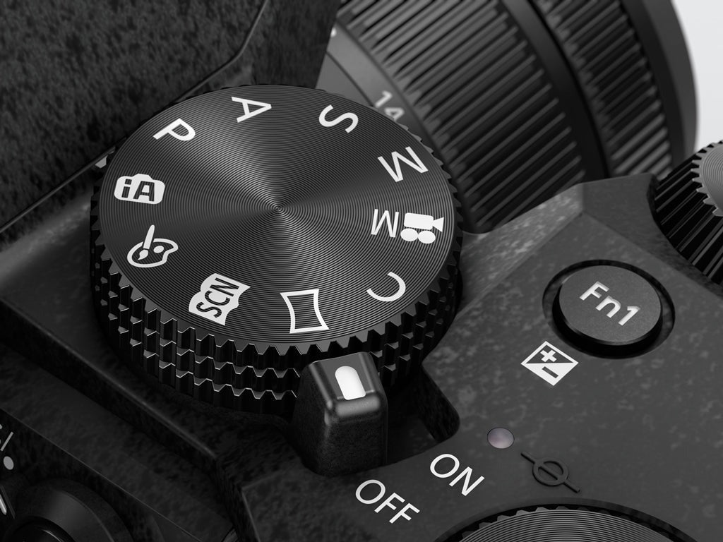 Panasonic LUMIX G7 Mirrorless Camera with 14-140mm Lens