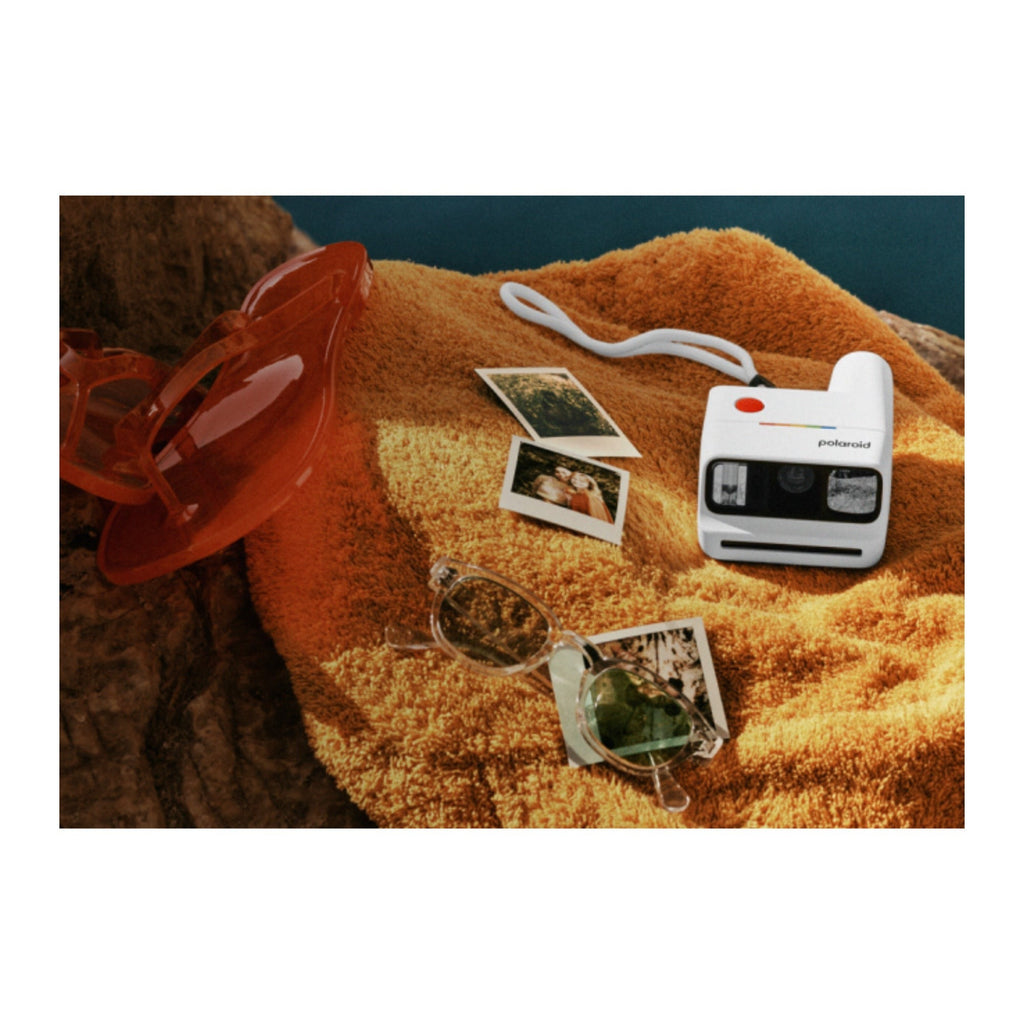 Polaroid Go Gen 3 (White) and Color Film Bundle