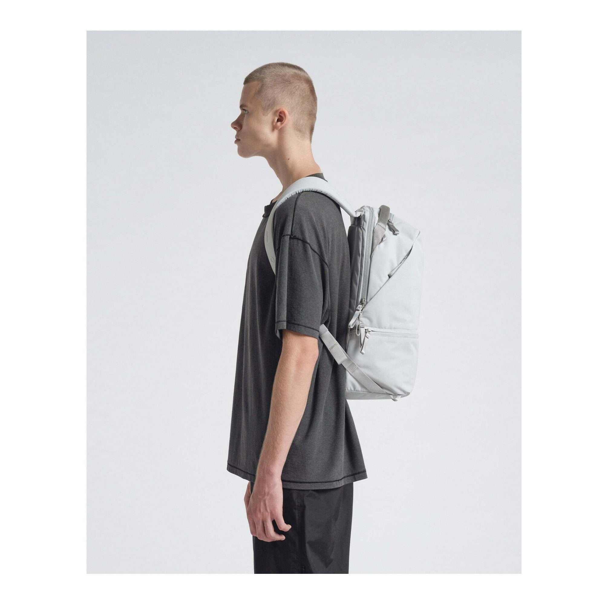 Urth Arkose 20L Modular Lightweight Backpack with Snap-in-Half Design and 12 Storage Zone (Ash Gray)