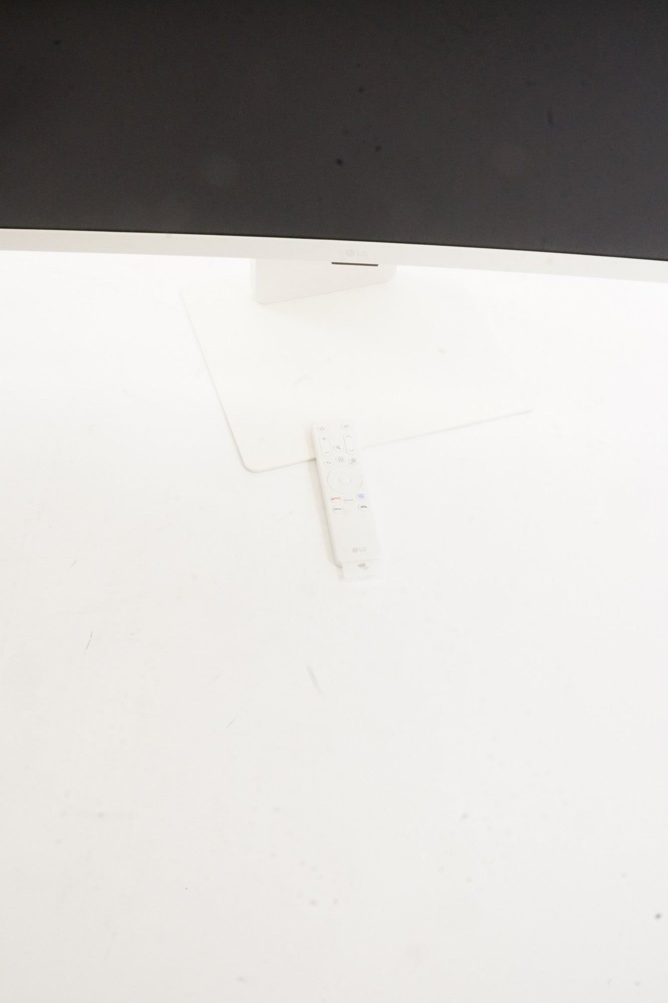LG 37 Inch 4K UHD Smart Monitor IPS webOS AirPlay 2 Built-In Speaker (White) (Used)