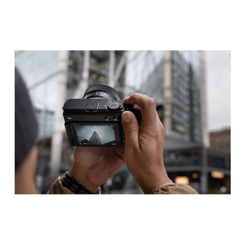 Panasonic LUMIX S 40mm f/2 Compact Prime L-Mount Lens (Silver)