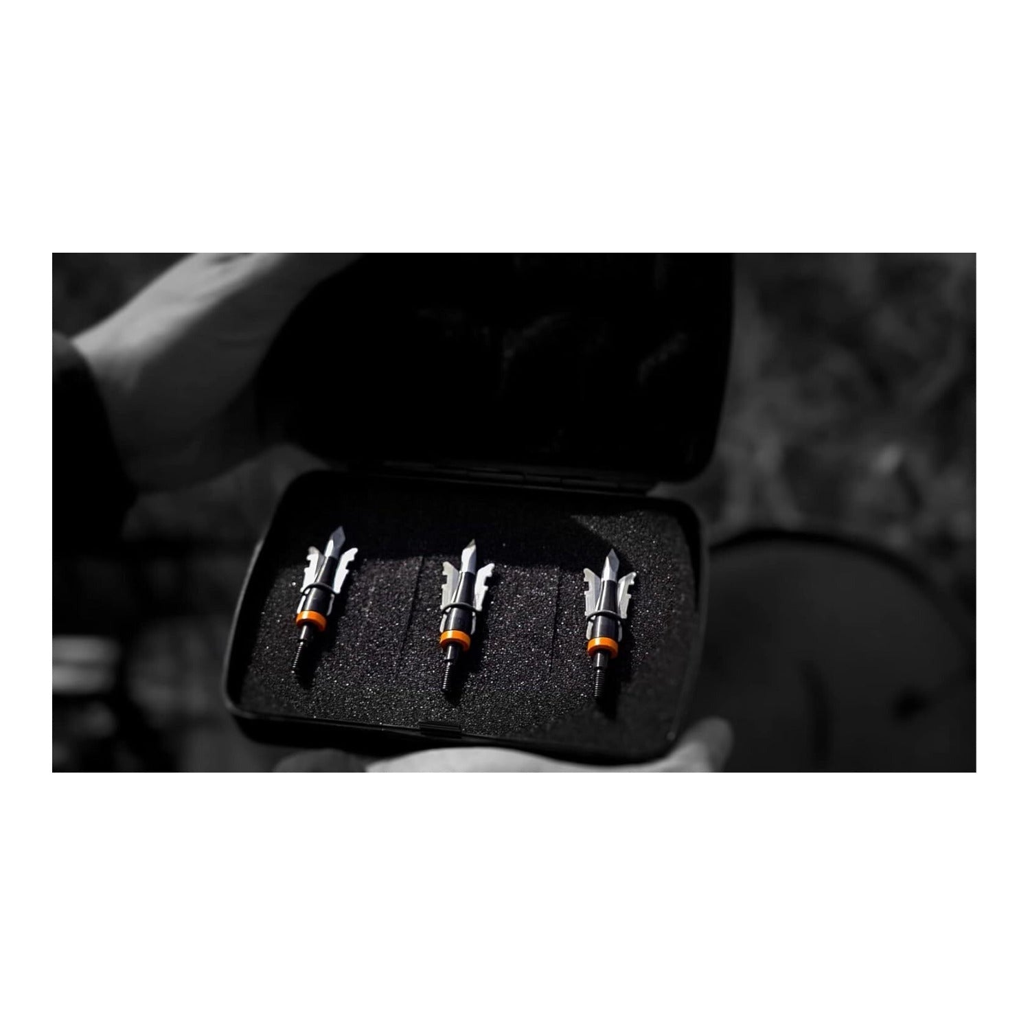 Wasp Drone 100-Grain Fixed-Blade Broadhead Arrow (6-Pack) with Case Bundle