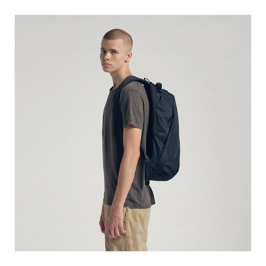 Urth Norite 24L 14 Storage Zones Weatherproof Versatile Nylon Made Modular Backpack (Onyx)