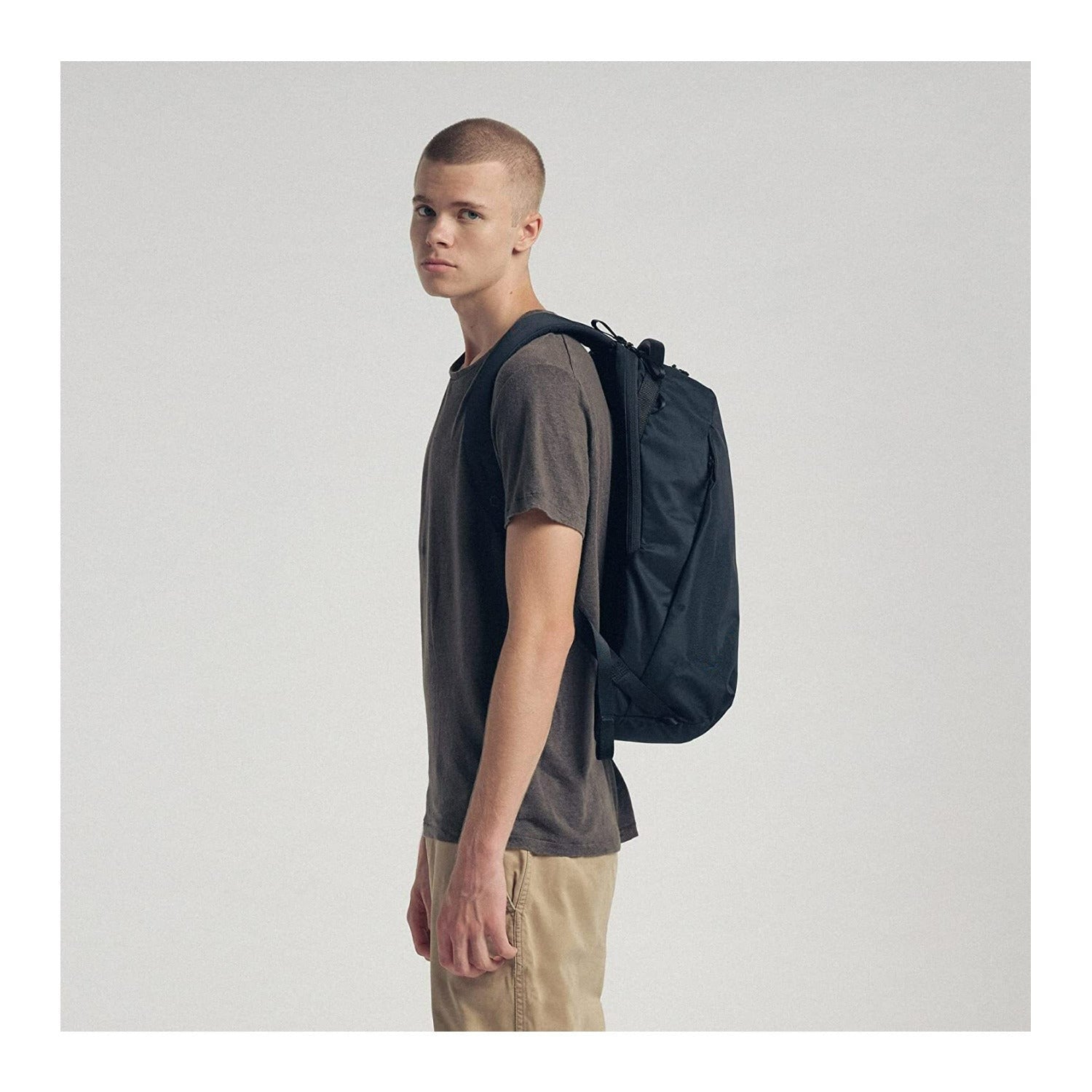 Urth Norite 24L 14 Storage Zones Weatherproof Versatile Nylon Made Modular Backpack (Onyx)