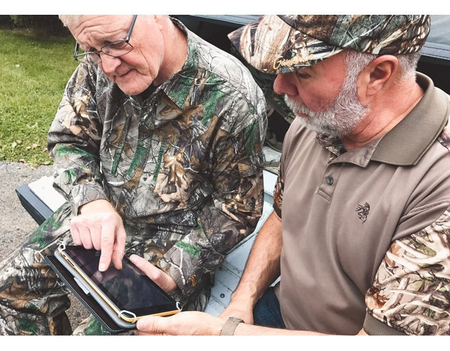 Cuddeback Dual Flash 20MP Trail Camera and Lowdown Large Image/Video Viewer Kit